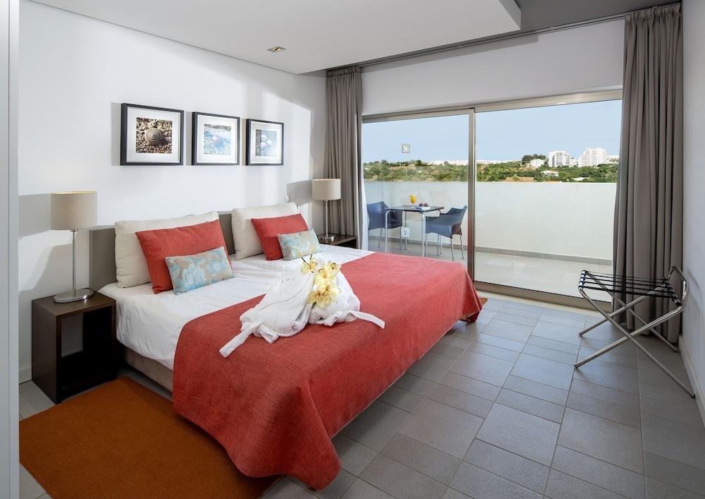 Pelican Aparthotel 4*