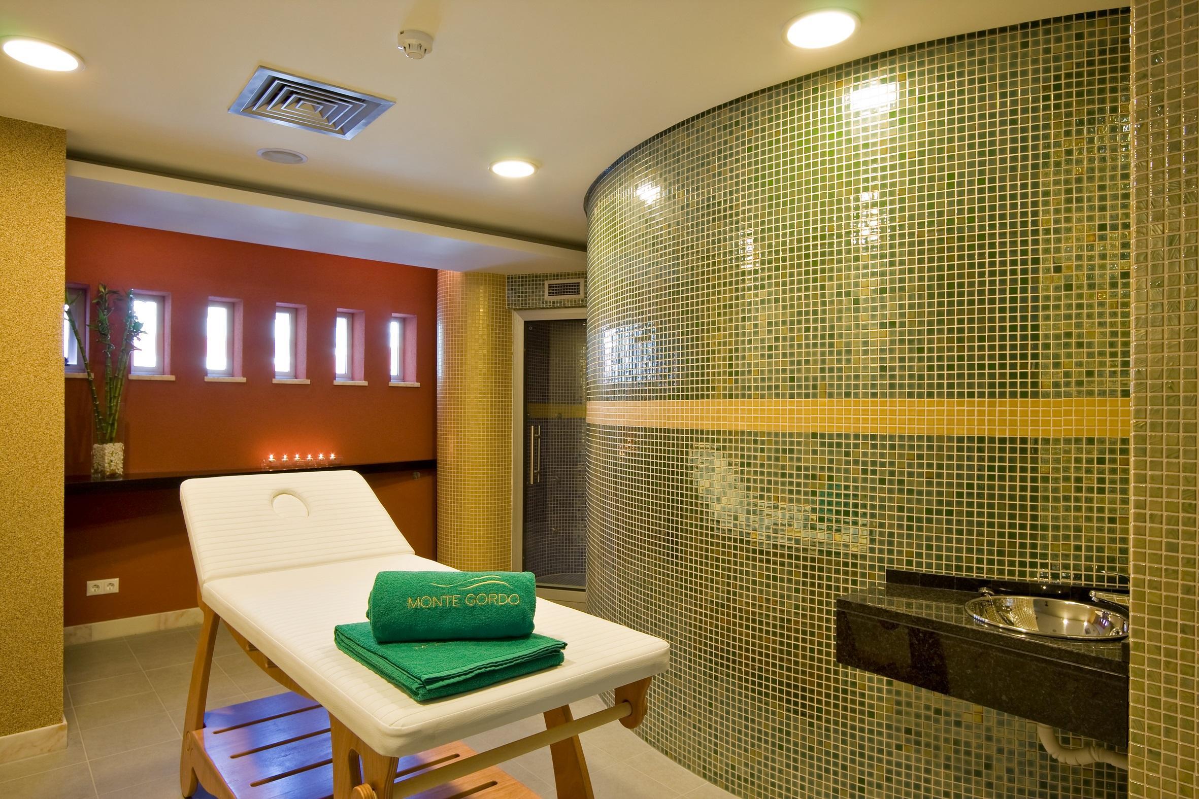 Hotel &