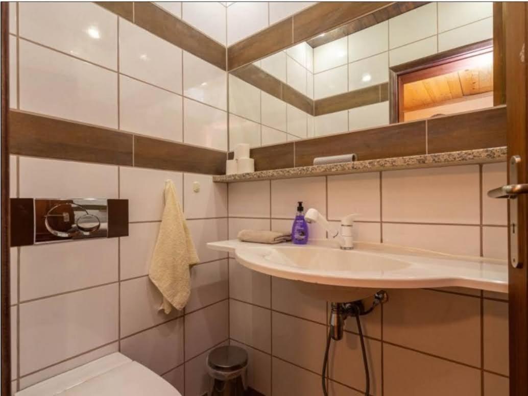 Oceanfront - 8 Rooms, 2 Kitchens With Pool, Billiard Table And Beach-volleyball Court Carvoeiro (Lagoa)