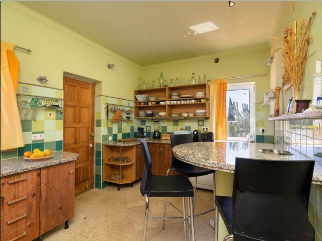 Oceanfront - 8 Rooms, 2 Kitchens With Pool, Billiard Table And Beach-volleyball Court Villa