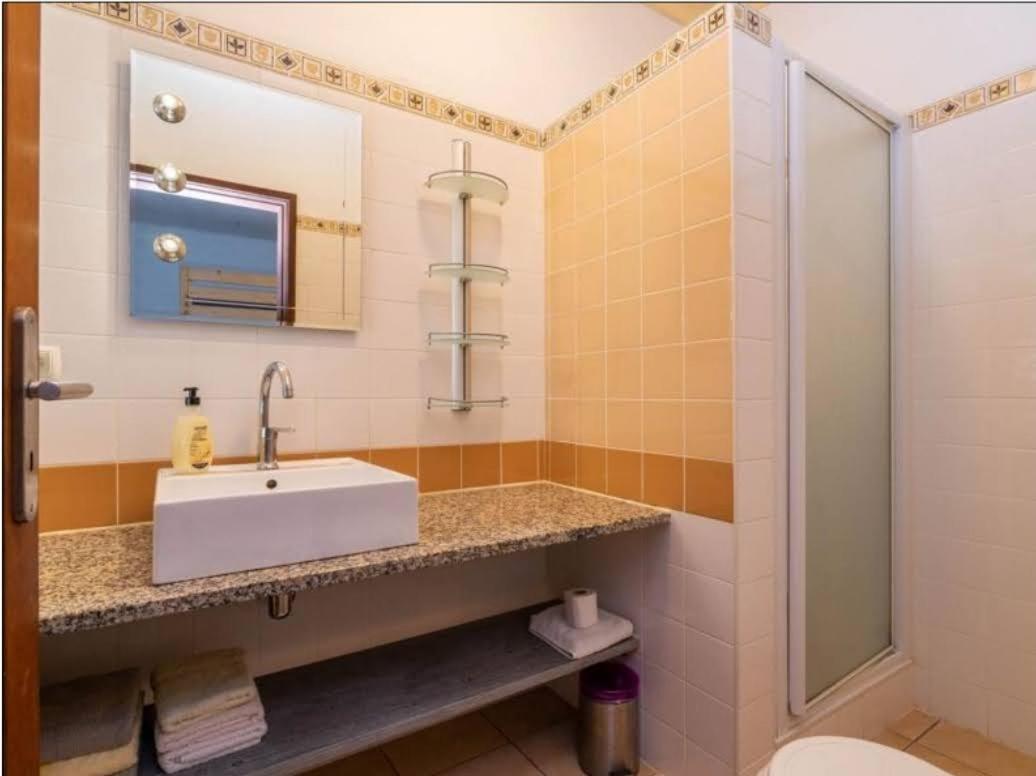 Villa Oceanfront - 8 Rooms, 2 Kitchens With Pool, Billiard Table And Beach-volleyball Court Carvoeiro (Lagoa)