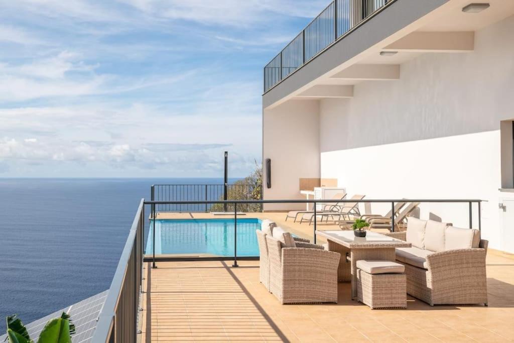 Marina View - Pool & Stunning Ocean View Apartment