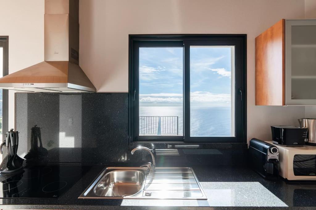 Marina View - Pool & Stunning Ocean View Apartment
