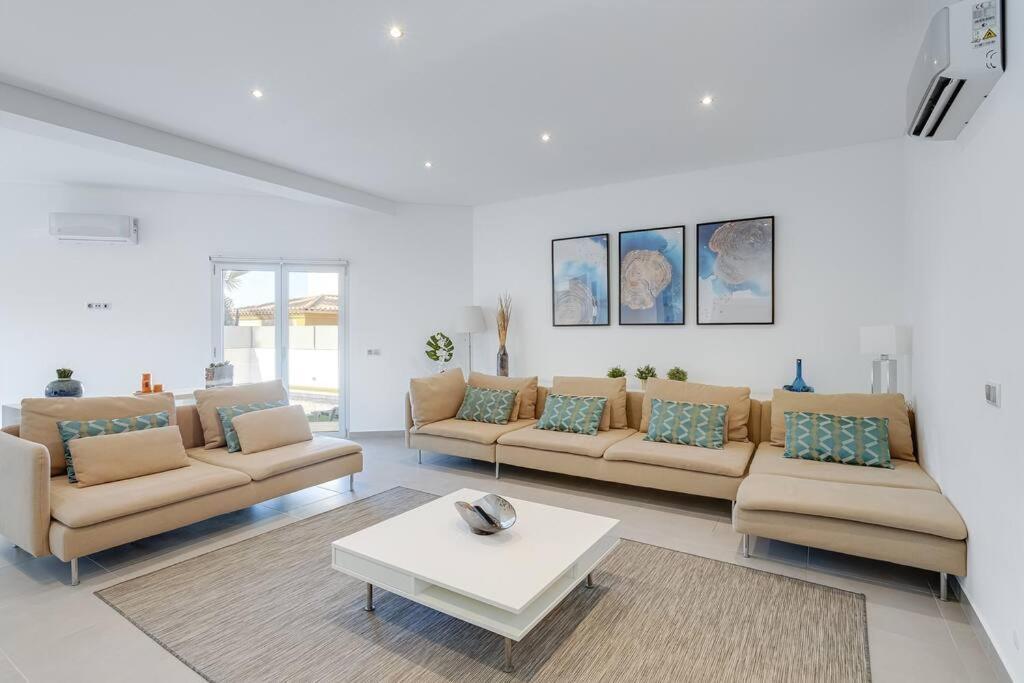Limoeiro - Beautiful New Nestled In The Heart Of Gale Villa *