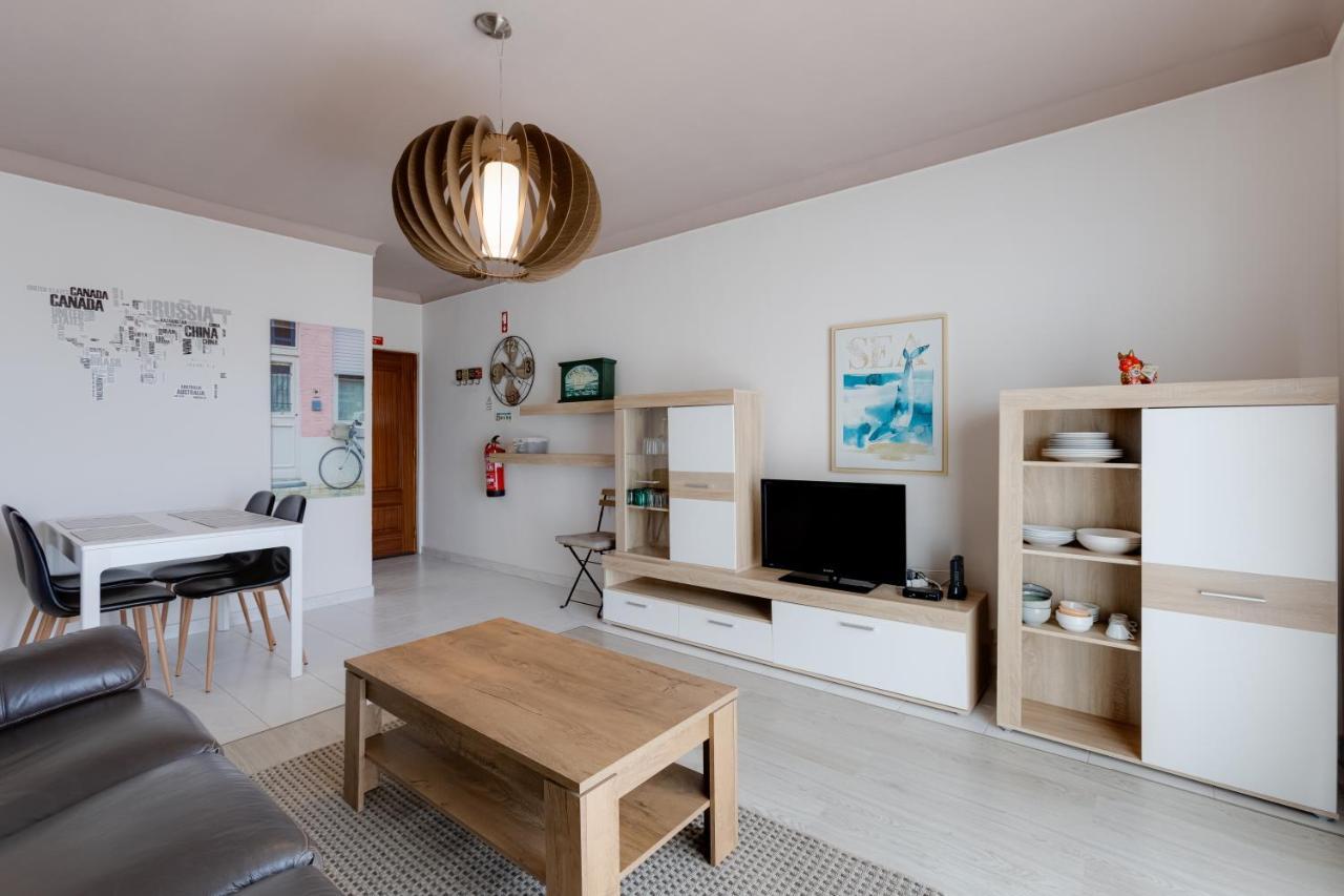 Apartment Max Crib - Seafront 2 Bedroom With Ac And Private Parking In *