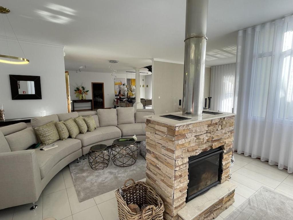 Luxury With Private Heated Pool, Garden And Views Of The Sea And Mountains. Villa *
