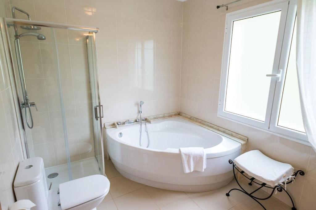 Villa Luxury With Private Heated Pool, Garden And Views Of The Sea And Mountains. Arco da Calheta (Madeira)