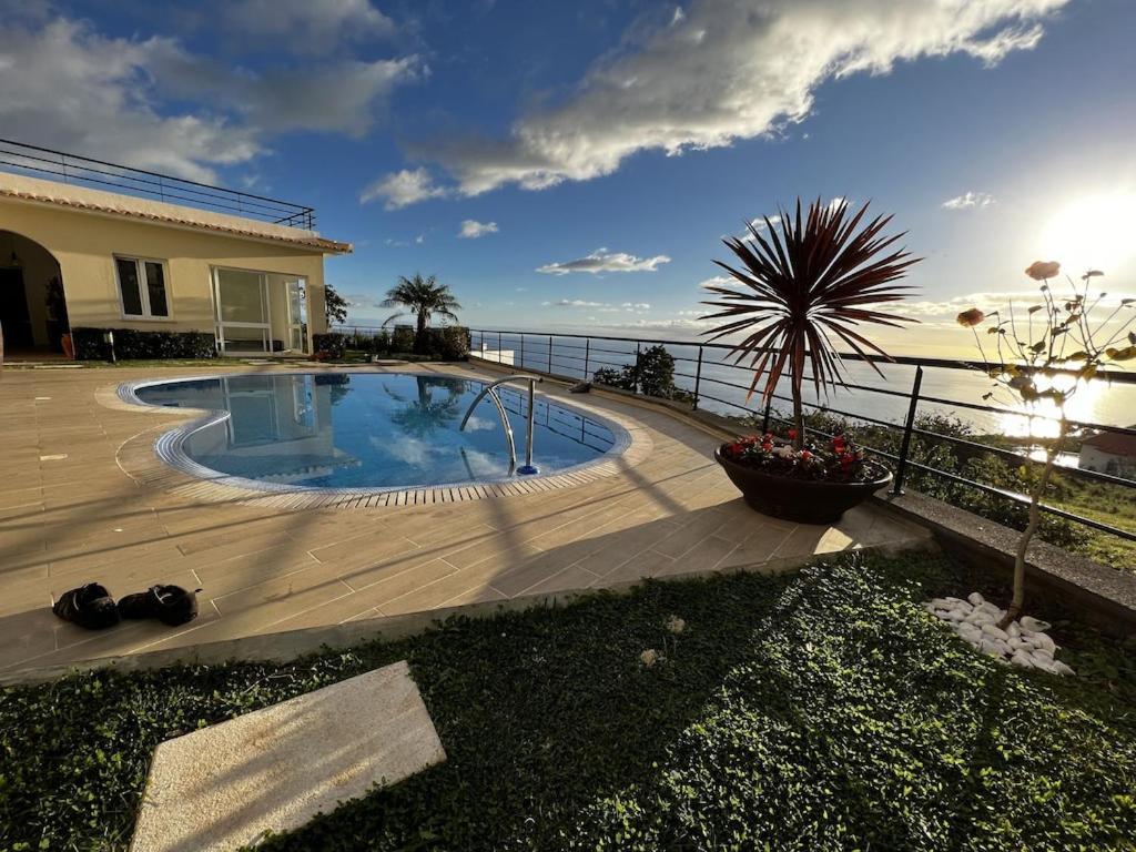 Luxury With Private Heated Pool, Garden And Views Of The Sea And Mountains.