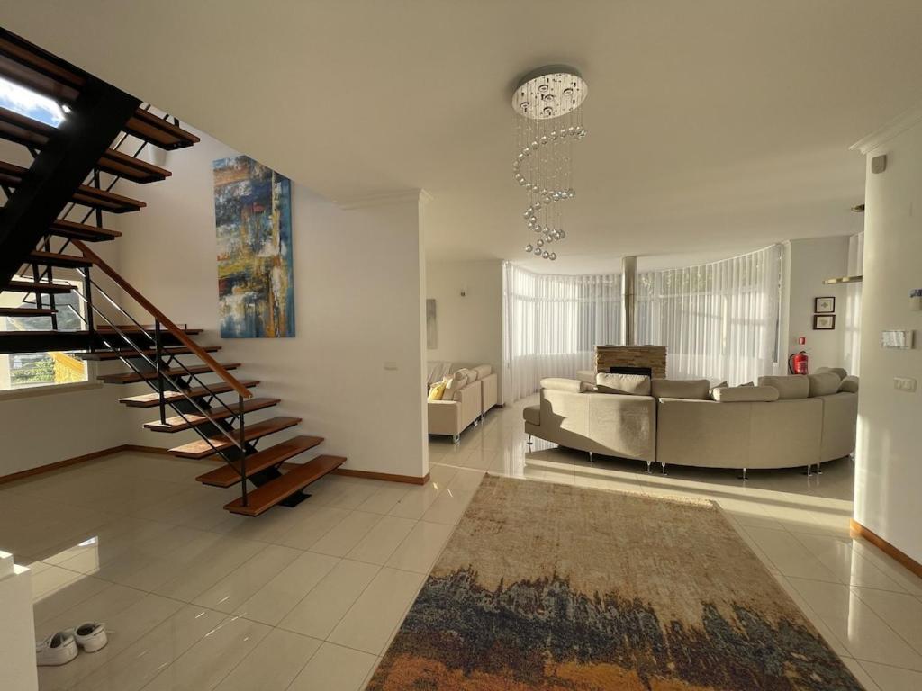 Luxury With Private Heated Pool, Garden And Views Of The Sea And Mountains.