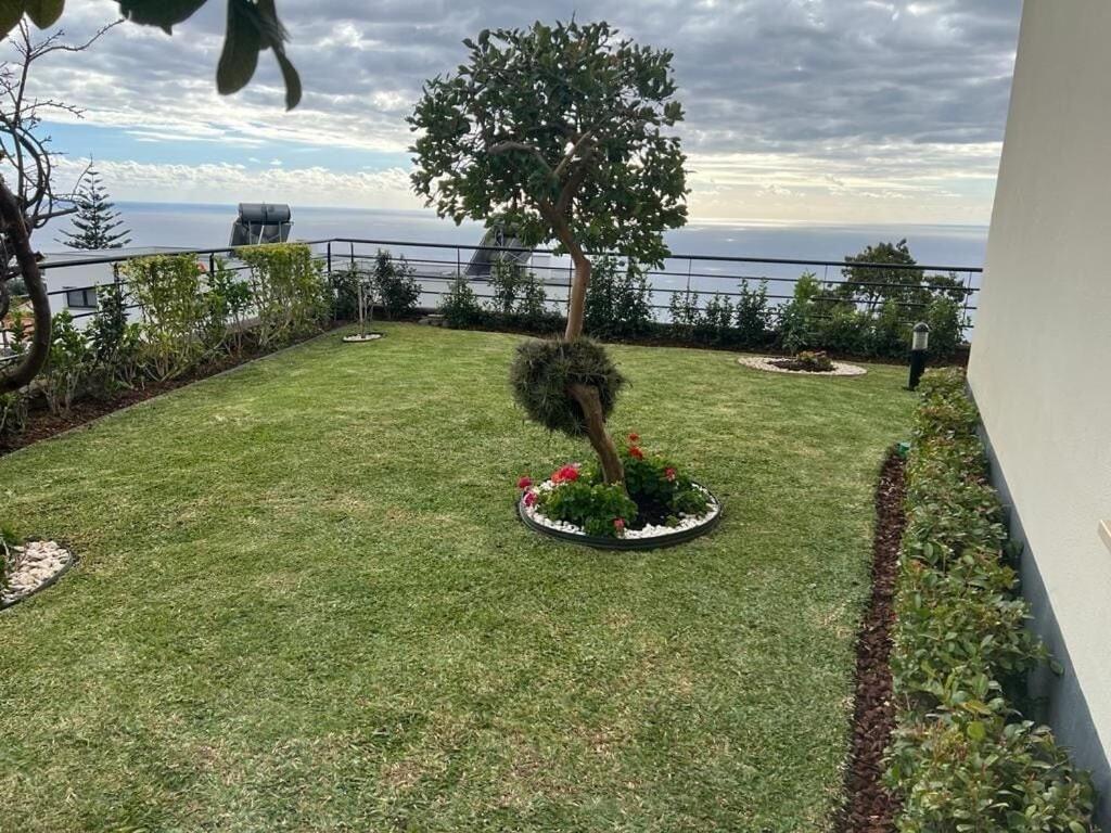 Luxury With Private Heated Pool, Garden And Views Of The Sea And Mountains.