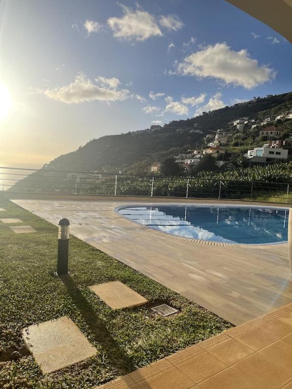 Luxury With Private Heated Pool, Garden And Views Of The Sea And Mountains.