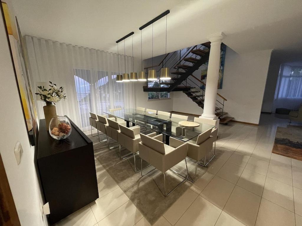 Luxury With Private Heated Pool, Garden And Views Of The Sea And Mountains.