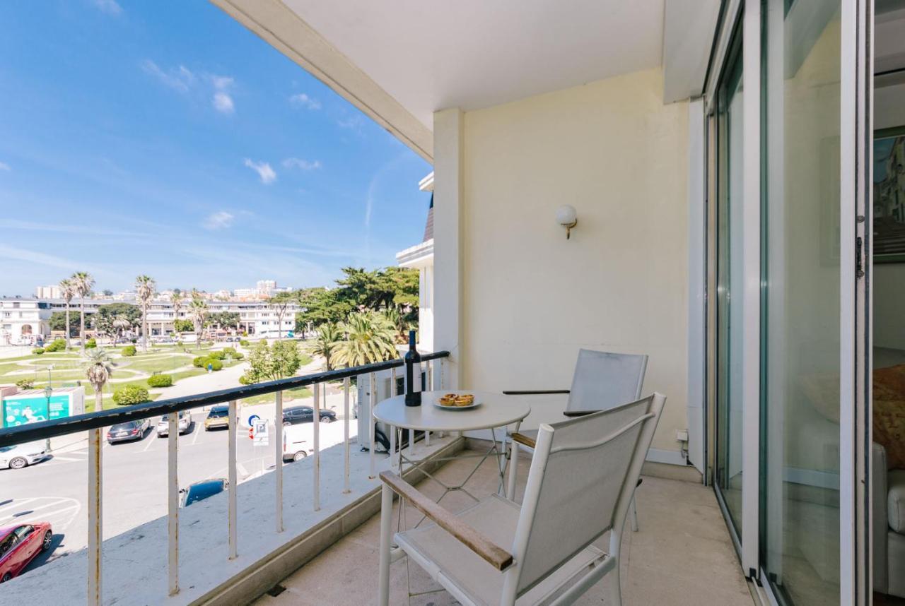 Rent4rest Beachfront Apartment *