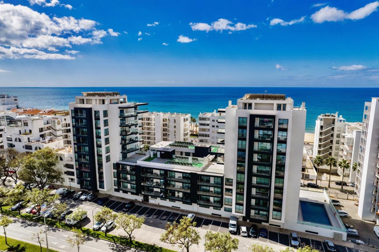 Bright Modern Beachside With Pool & Seaview Apartamento
