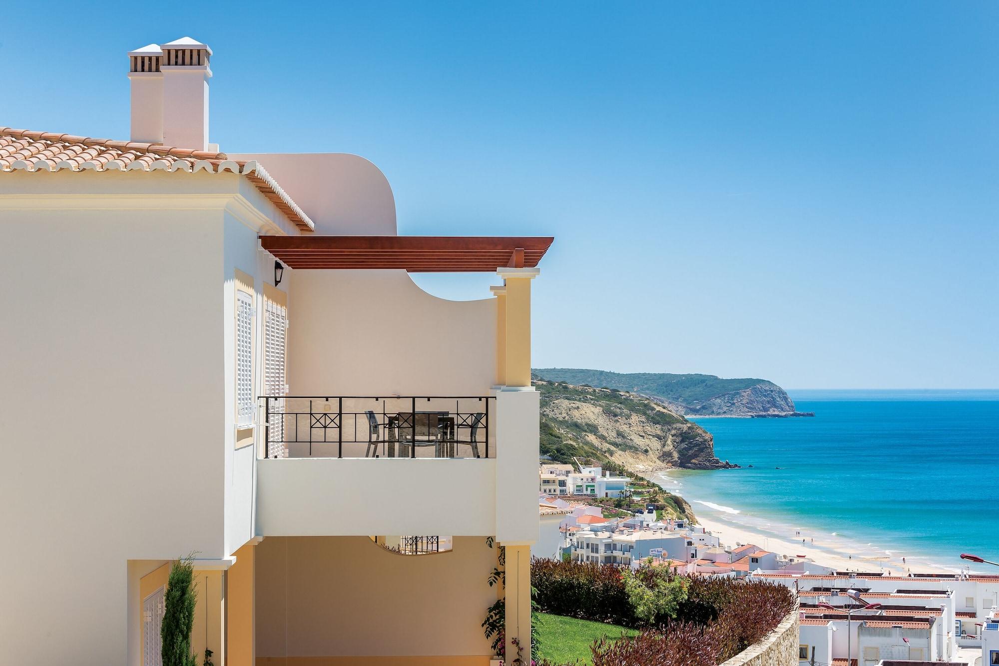 Nau Village Salema
