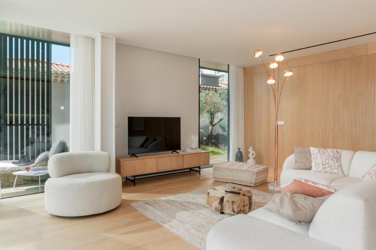 Savoy Insular I By An Island