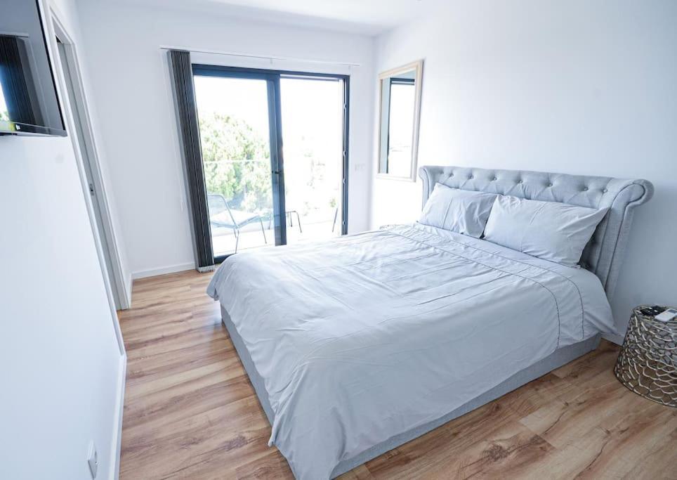 3 Bedroom Apartment, Olhos De Agua At20 *