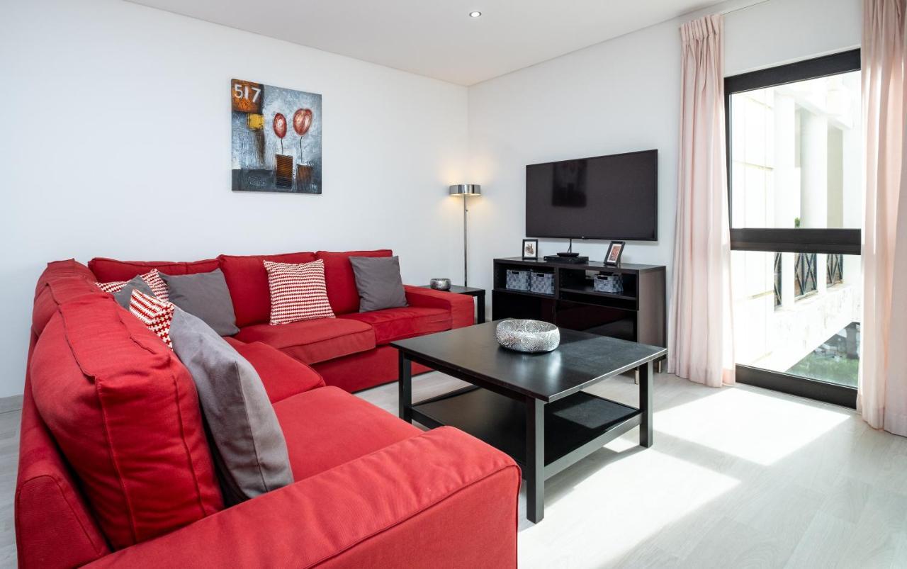 - Spacious With Swimming Pool & View Apartment