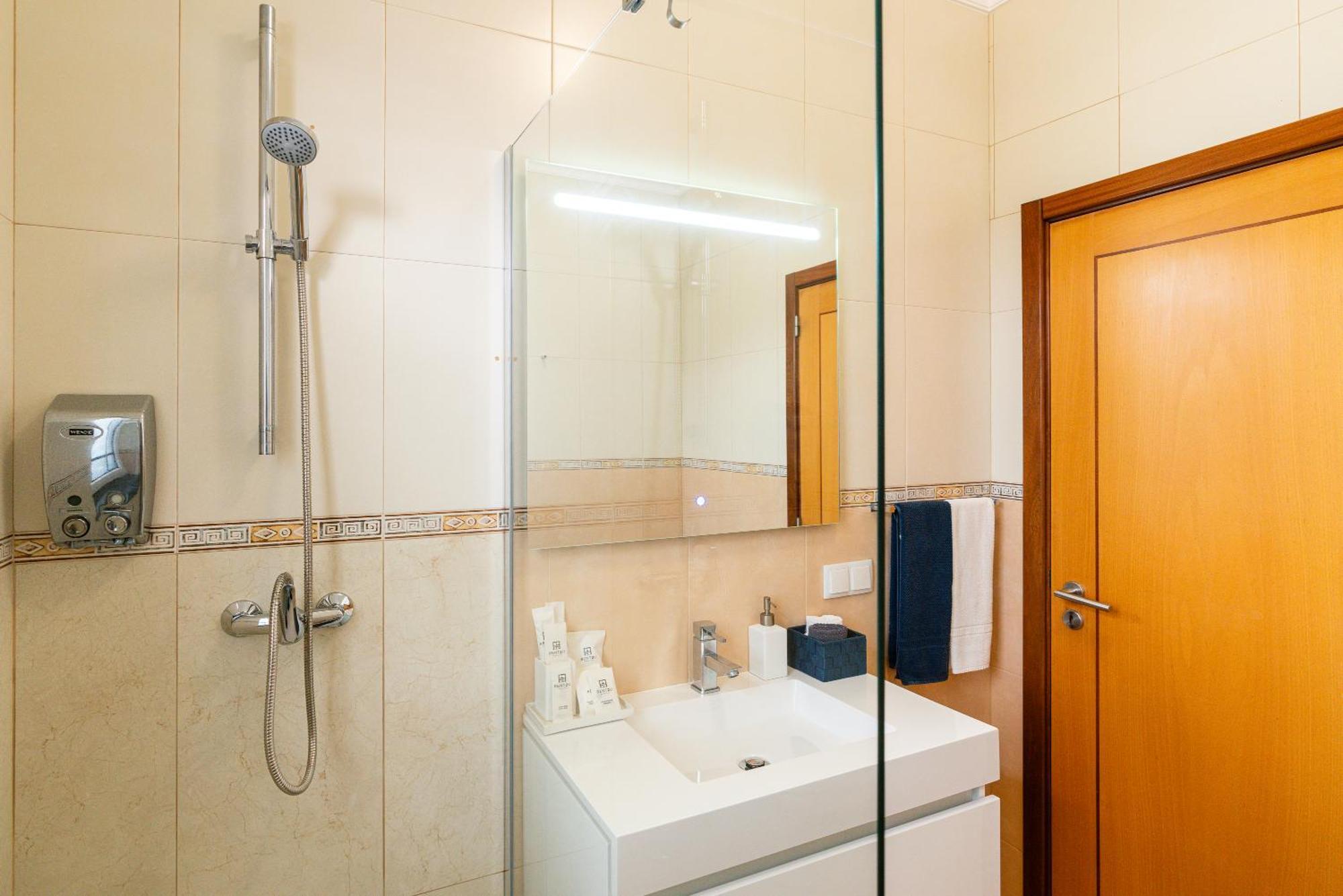 Casa Agrela By Rent2u, Lda *