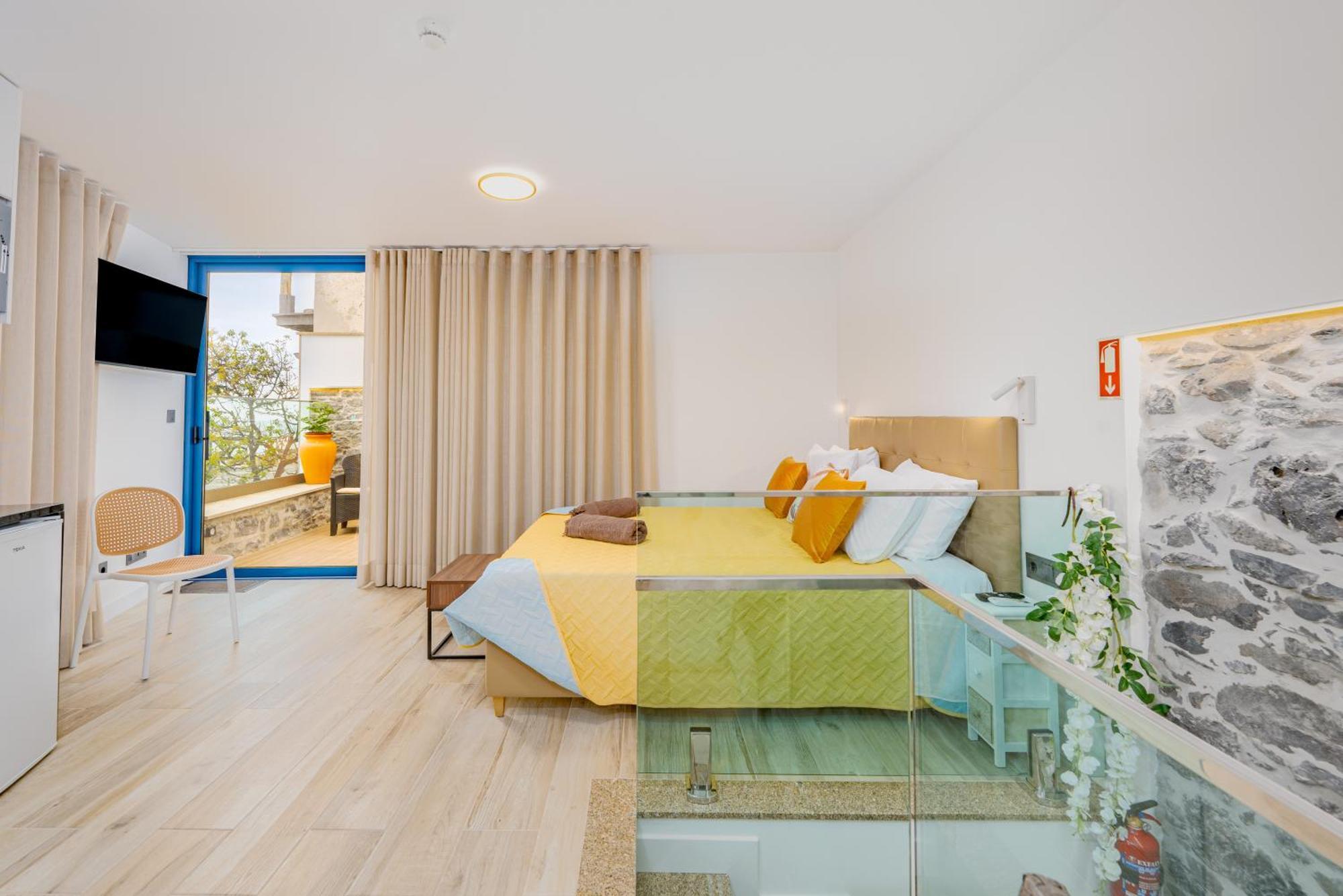 Chale Henrique - Beachfront At Calheta Appartement