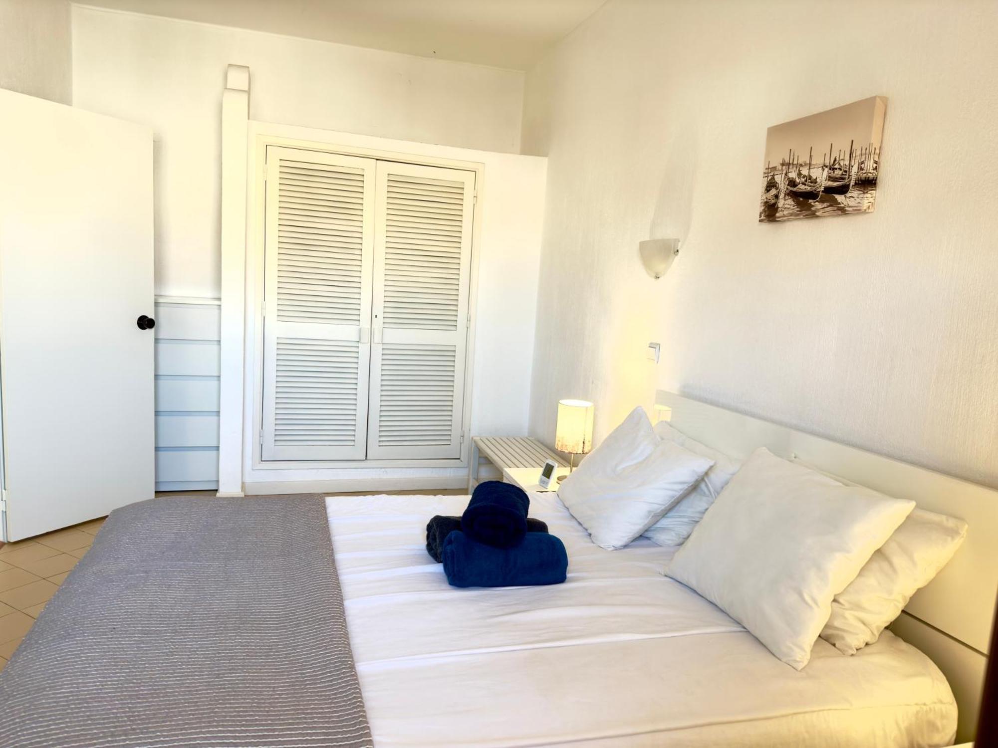 Les 3 Dauphins In Apartment Albufeira