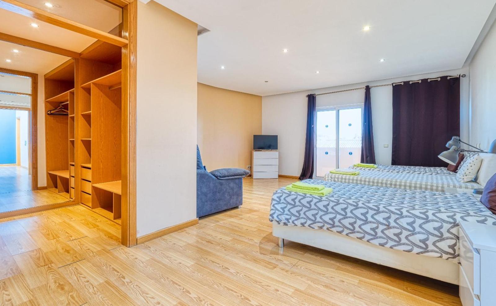 Full Private 300sqm Jacuzzi Heated Pool Ideal & Quiet Location *
