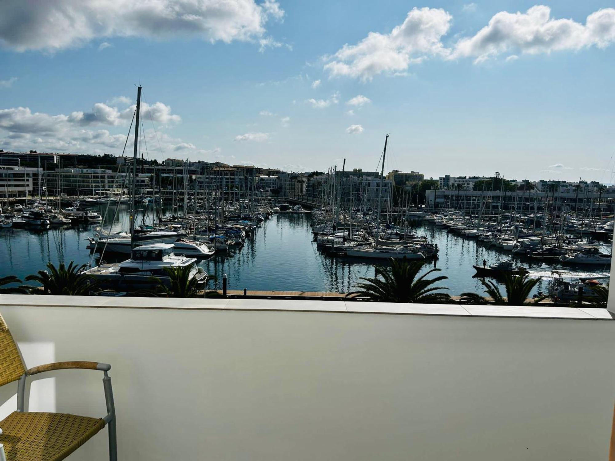With Spectacular Views Of Marina Apartamento