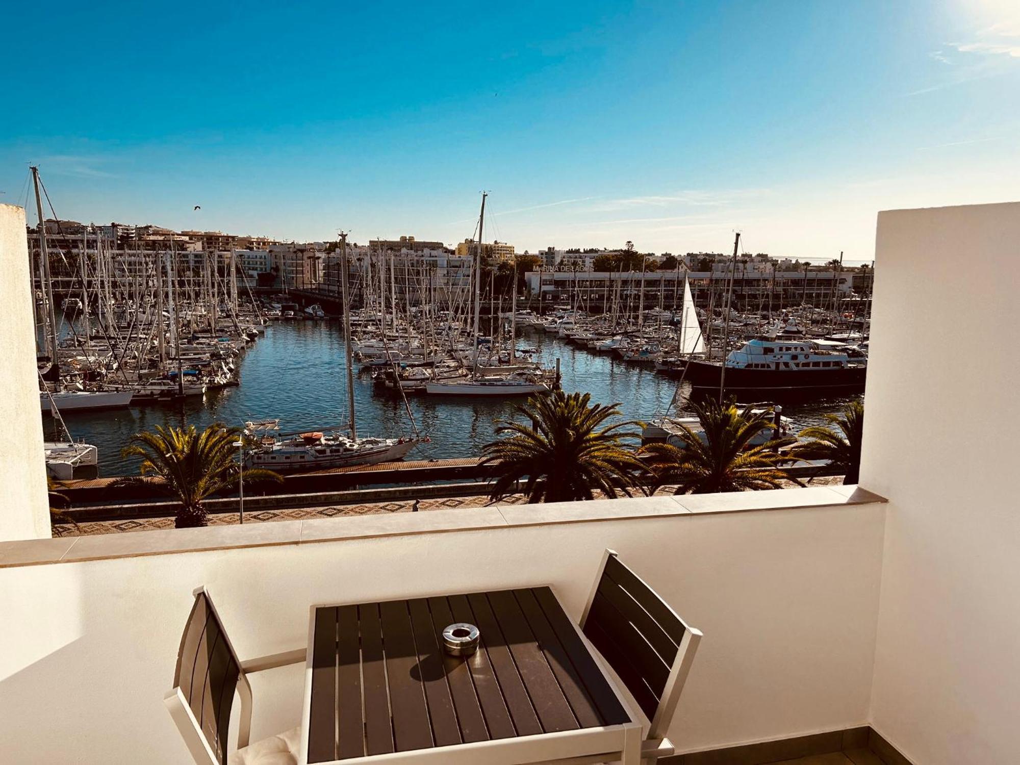 With Spectacular Views Of Marina Apartamento