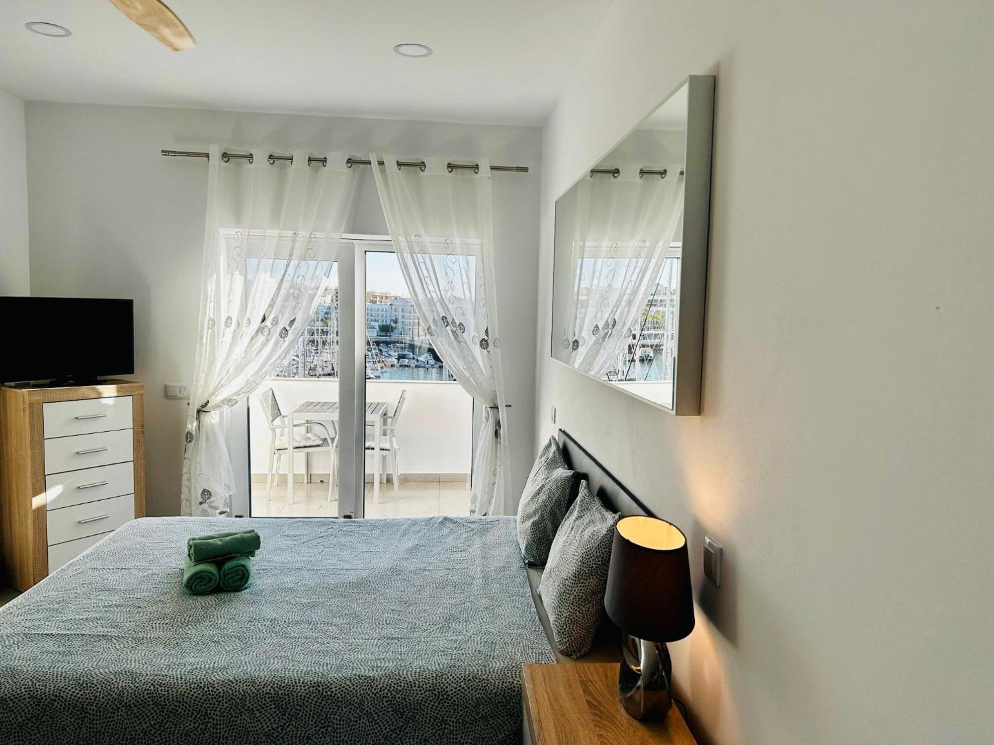 With Spectacular Views Of Marina Apartamento Lagos