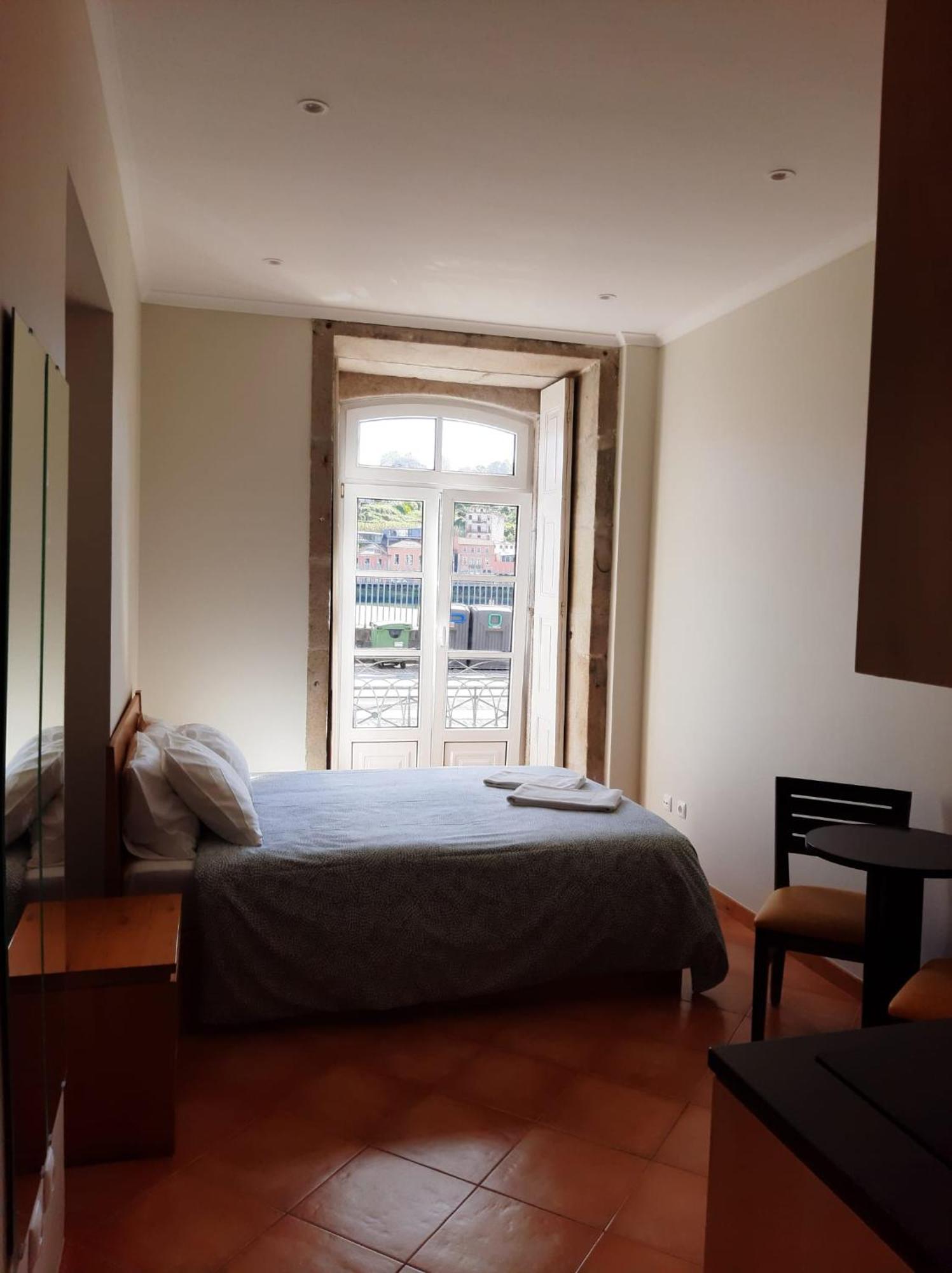 Happy & Hostal Oporto