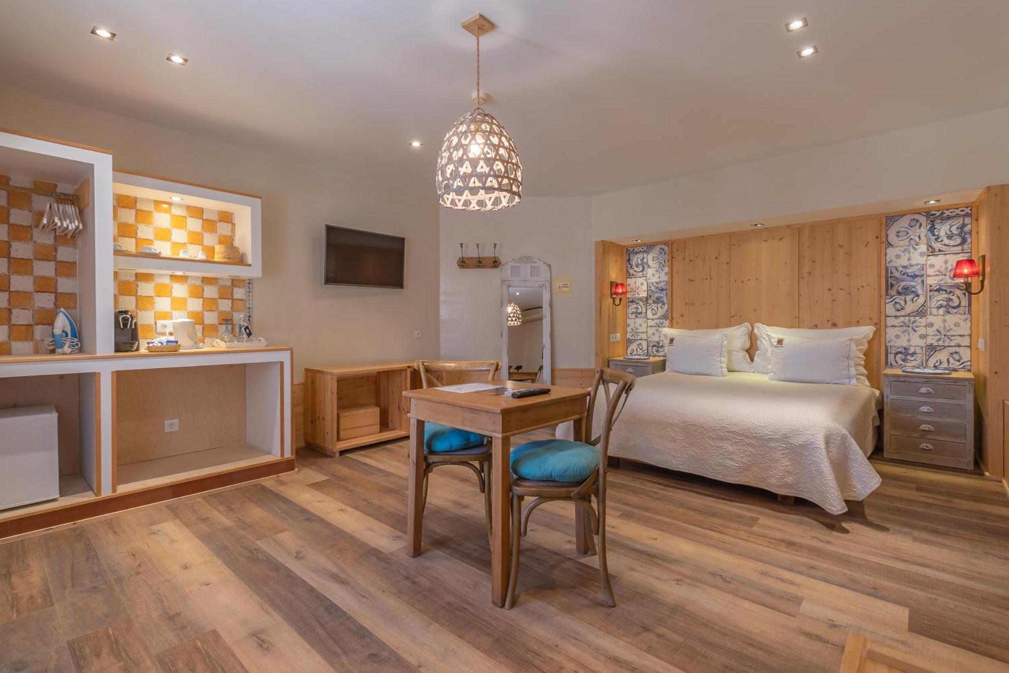 D. Dinis - Charming (adults Only) Lagos