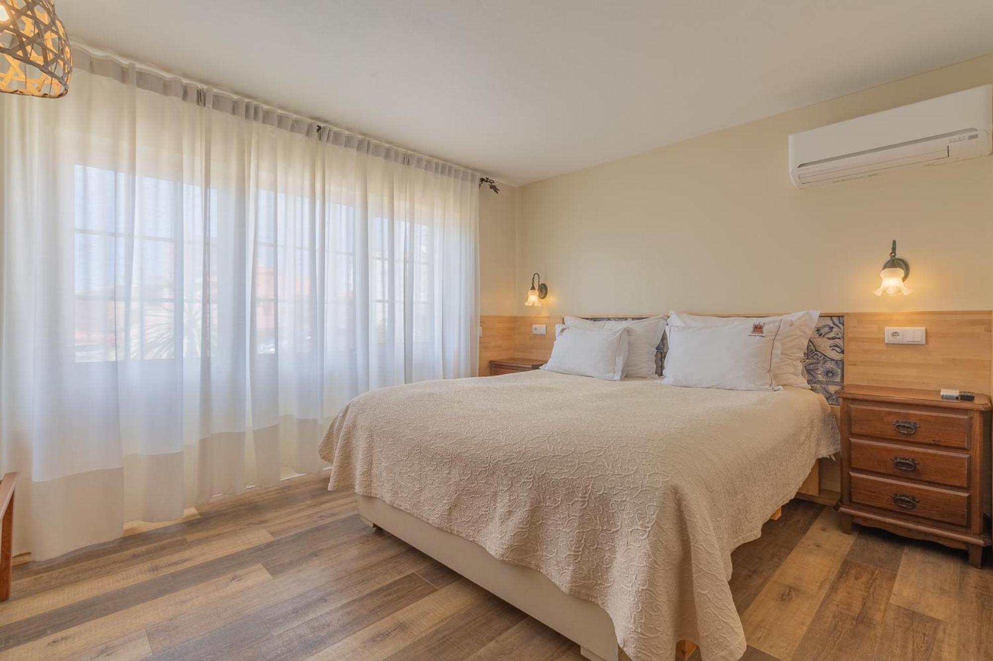 D. Dinis - Charming (adults Only) Lagos
