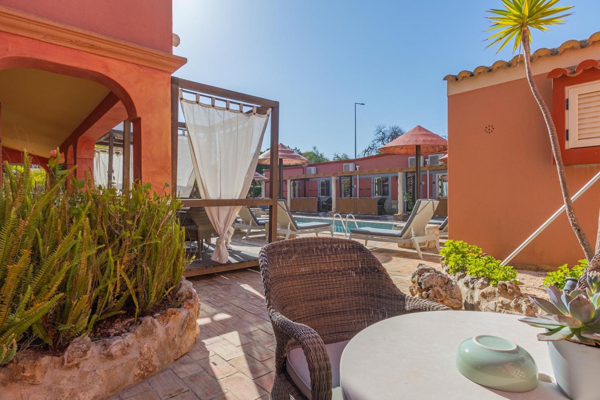 D. Dinis - Charming (adults Only) Lagos