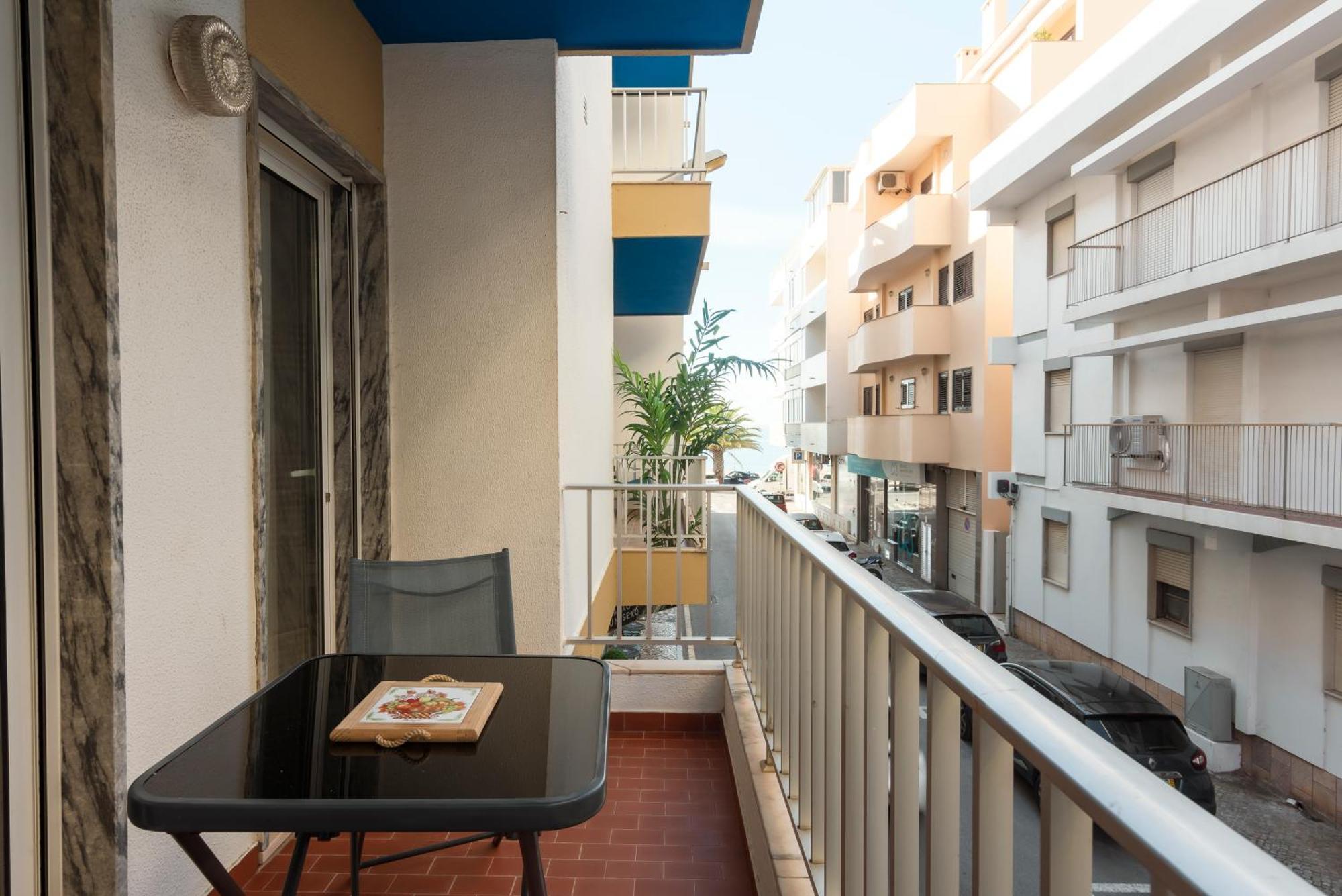 Jaune - 50 Meters To The -