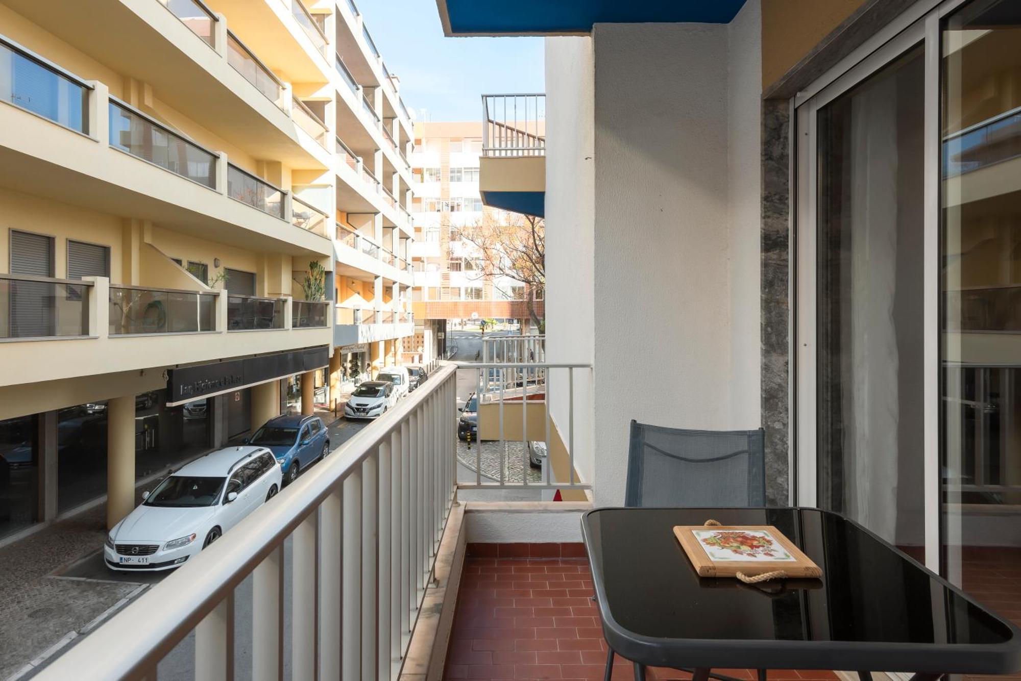 Jaune - 50 Meters To The -