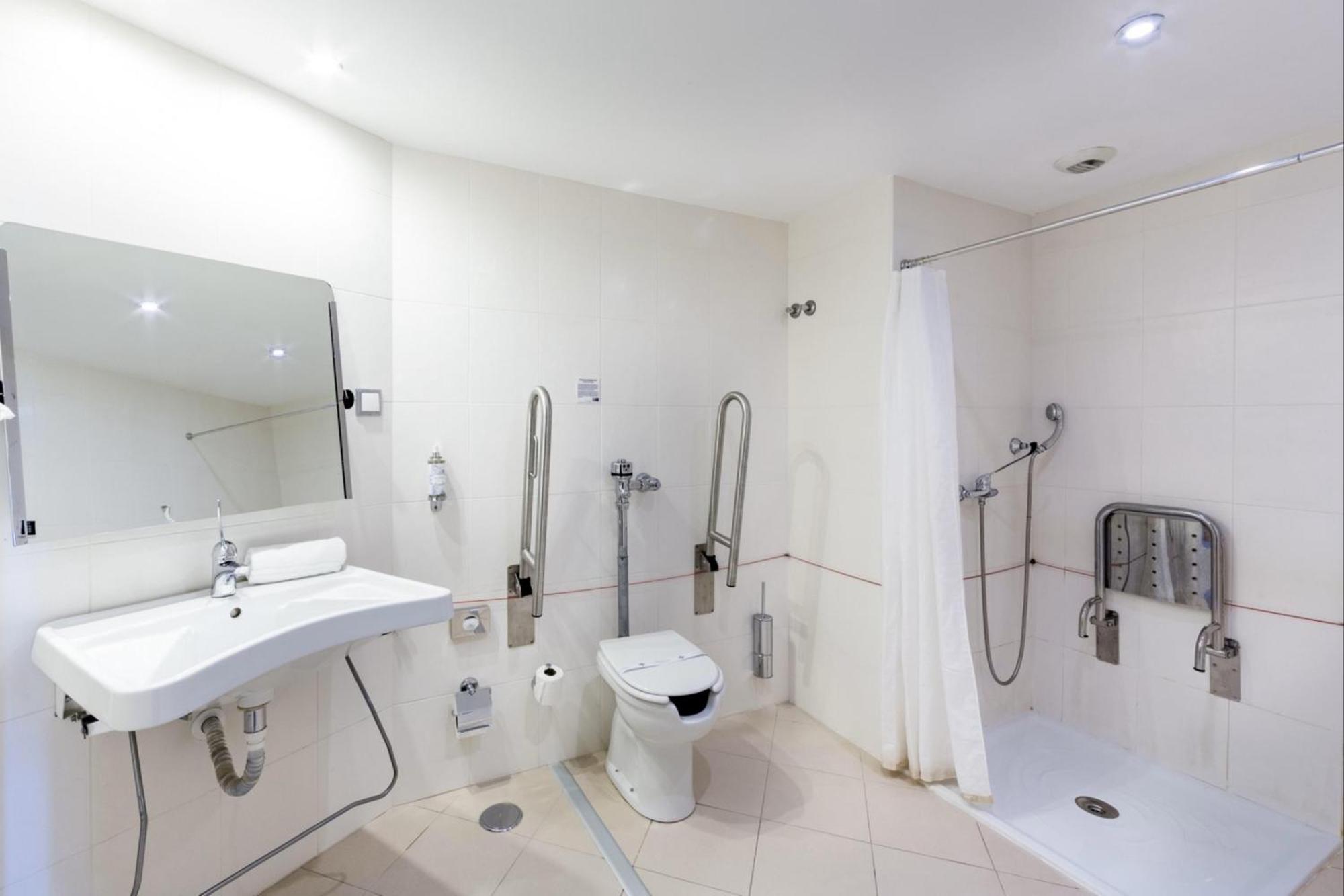 Hotel Express Lisbon Airport By Ihg 3*