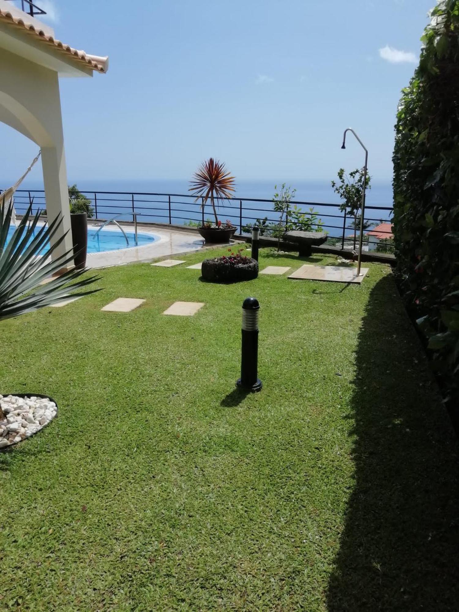 Luxury With Private Heated Pool, Garden And Views Of The Sea And Mountains.