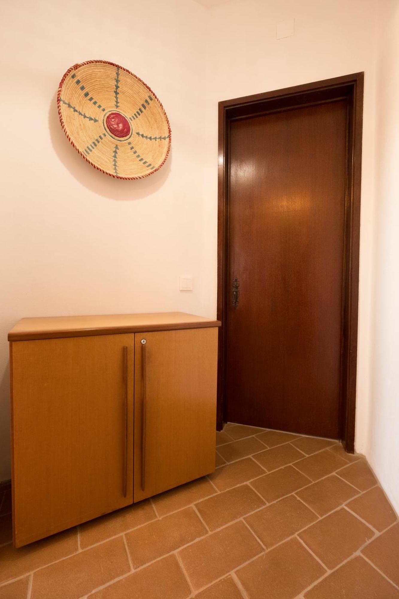 Cozy W/ Sea View, Free Parking & Ac