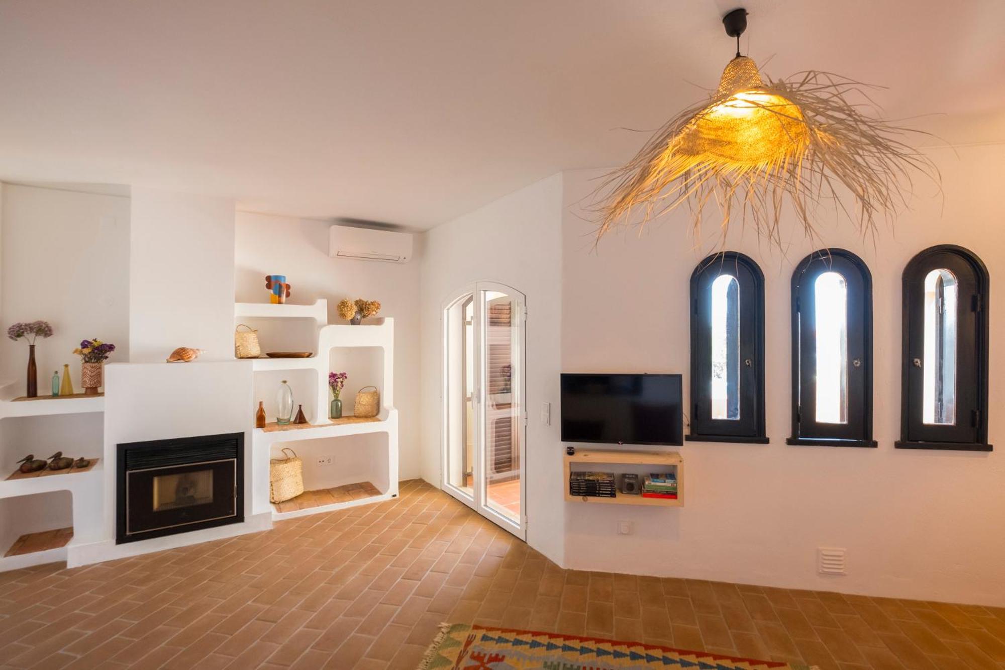 Cozy W/ Sea View, Free Parking & Ac