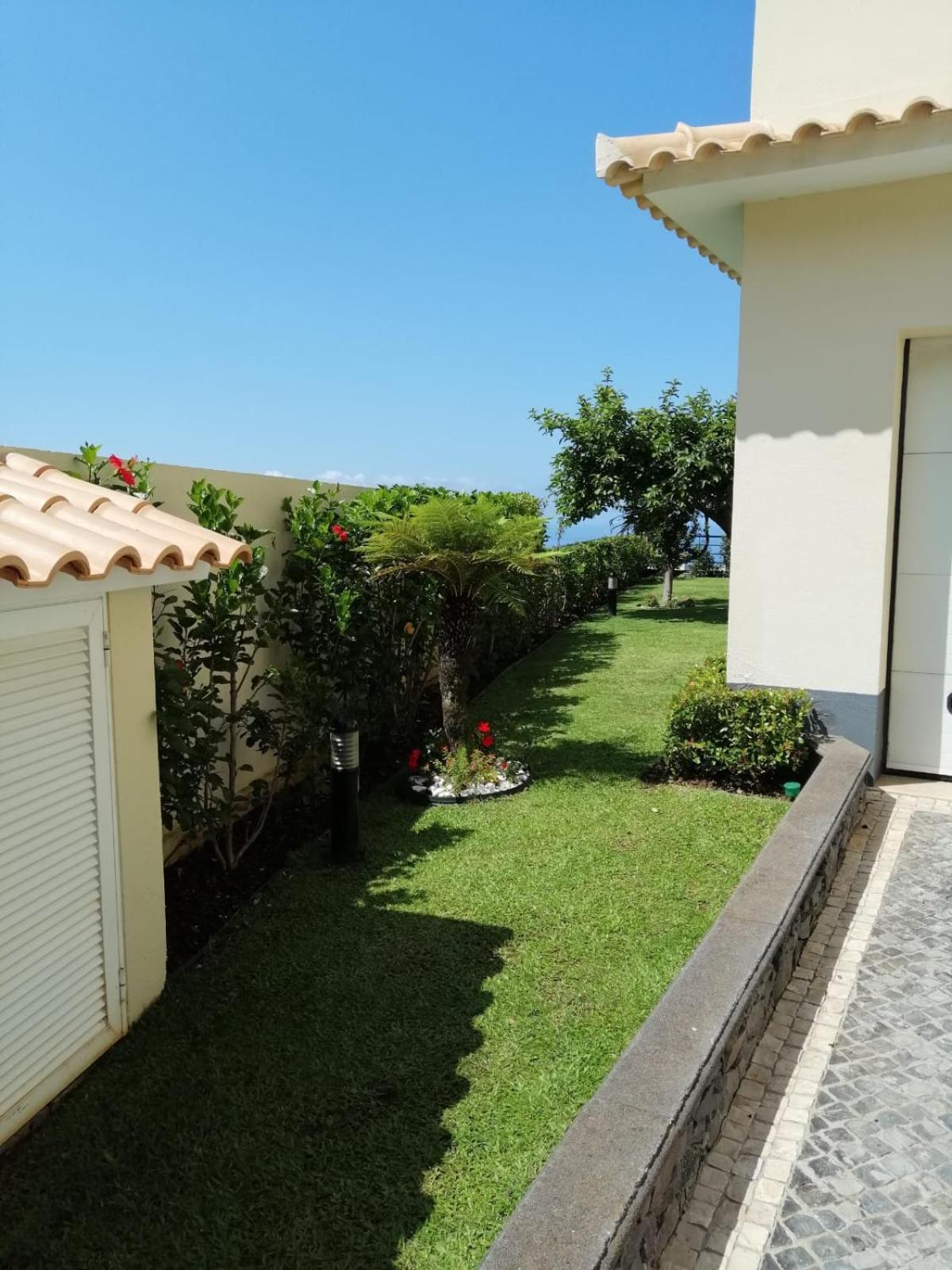 Luxury With Private Heated Pool, Garden And Views Of The Sea And Mountains.