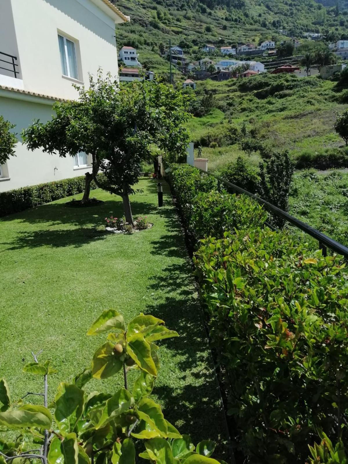 Luxury With Private Heated Pool, Garden And Views Of The Sea And Mountains. Villa Arco da Calheta (Madeira)
