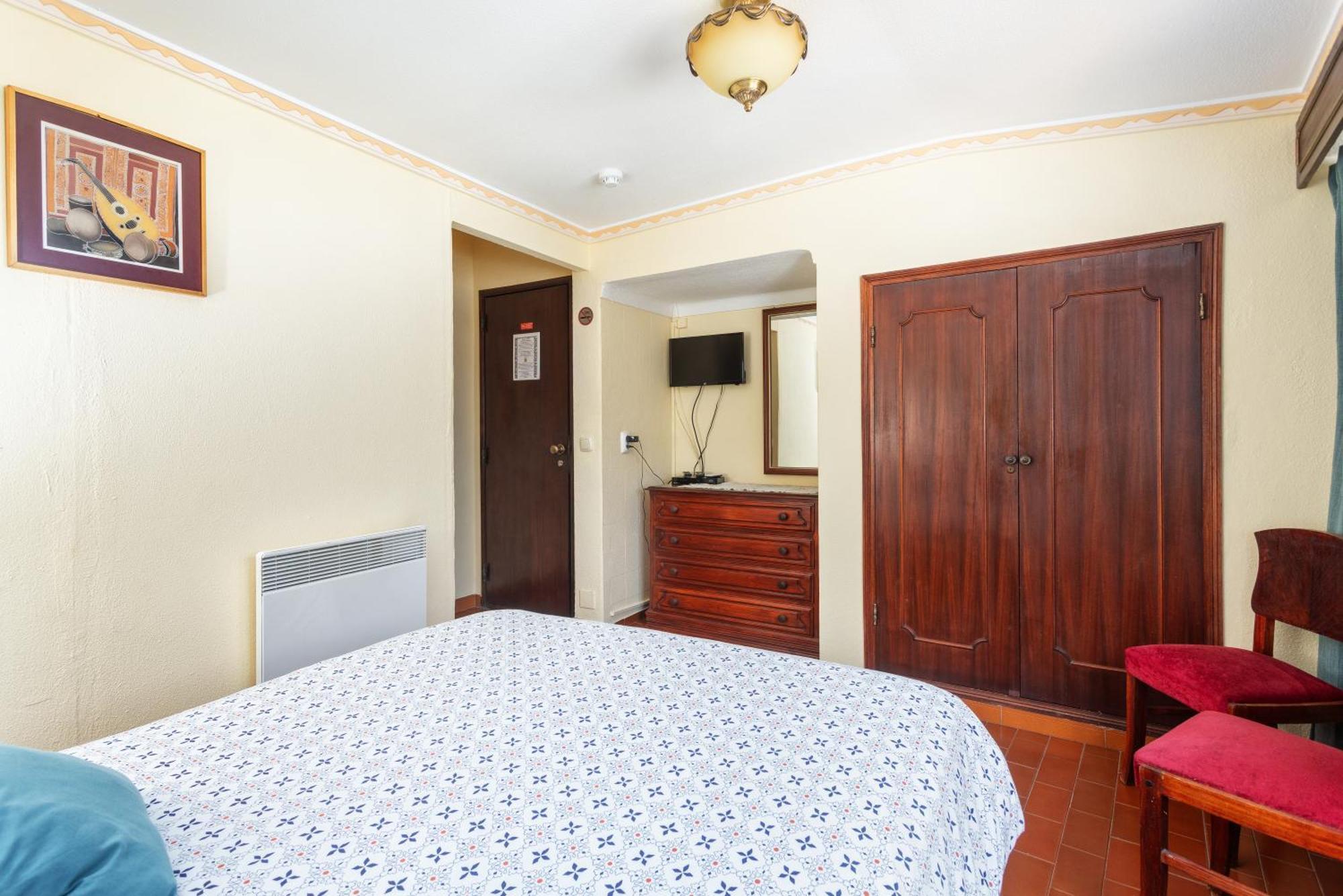 Al - Local Bicuar Guest house