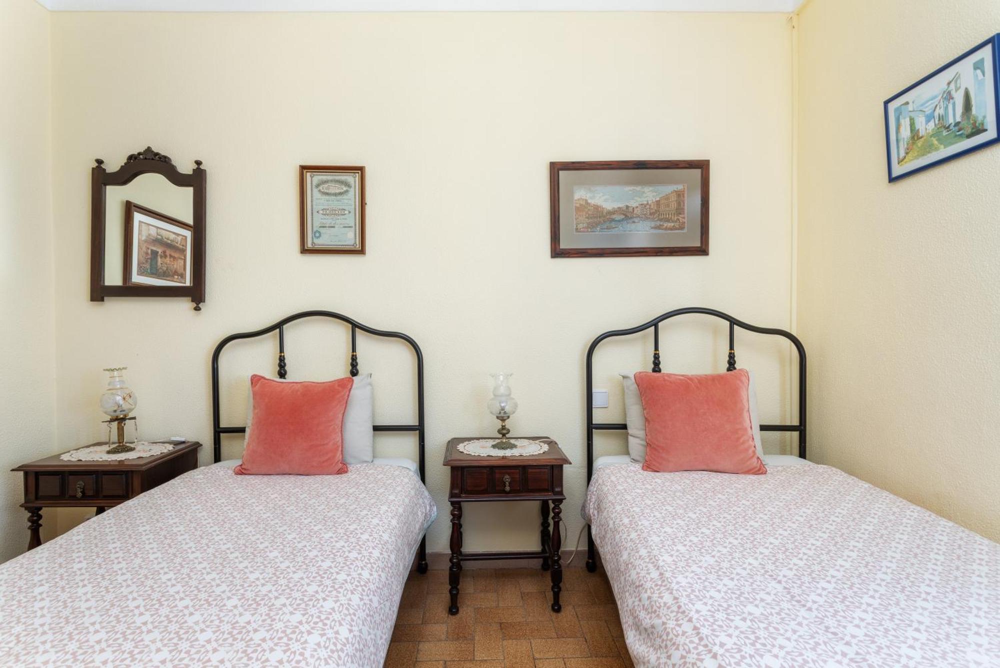 Al - Local Bicuar Guest house