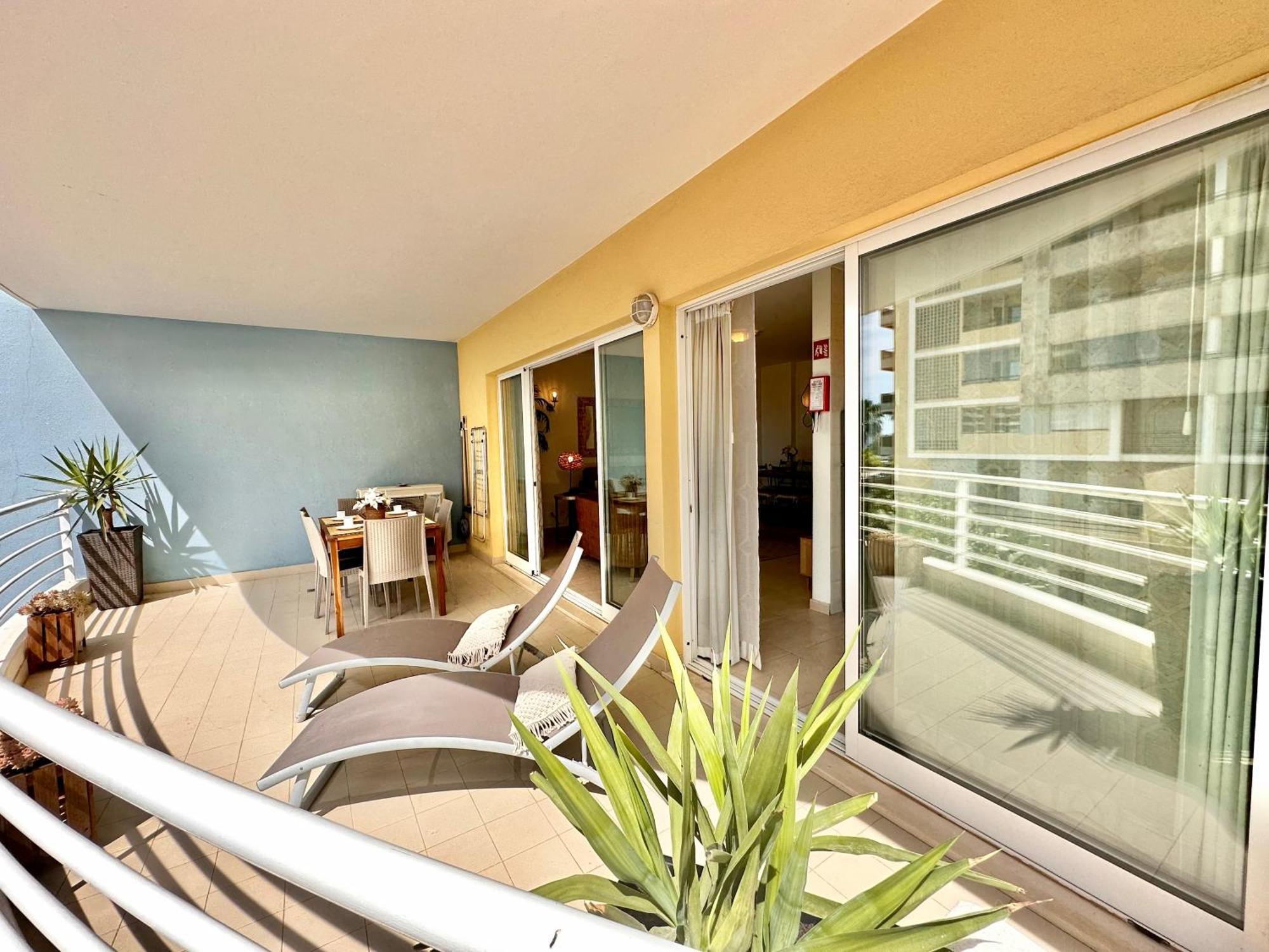 Lovely Beachfront With Aircon/wifi Apartment