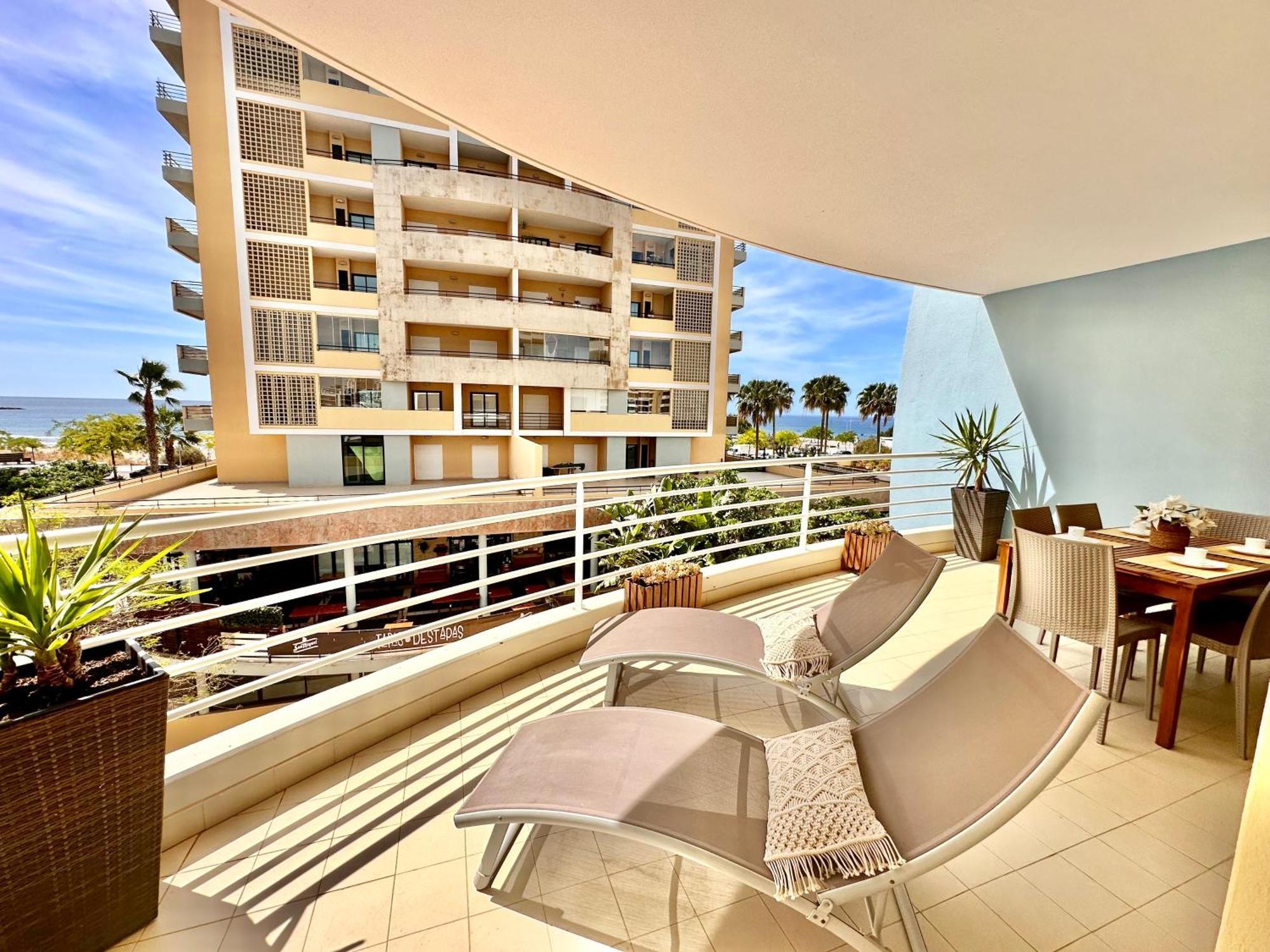 Lovely Beachfront With Aircon/wifi Apartment *