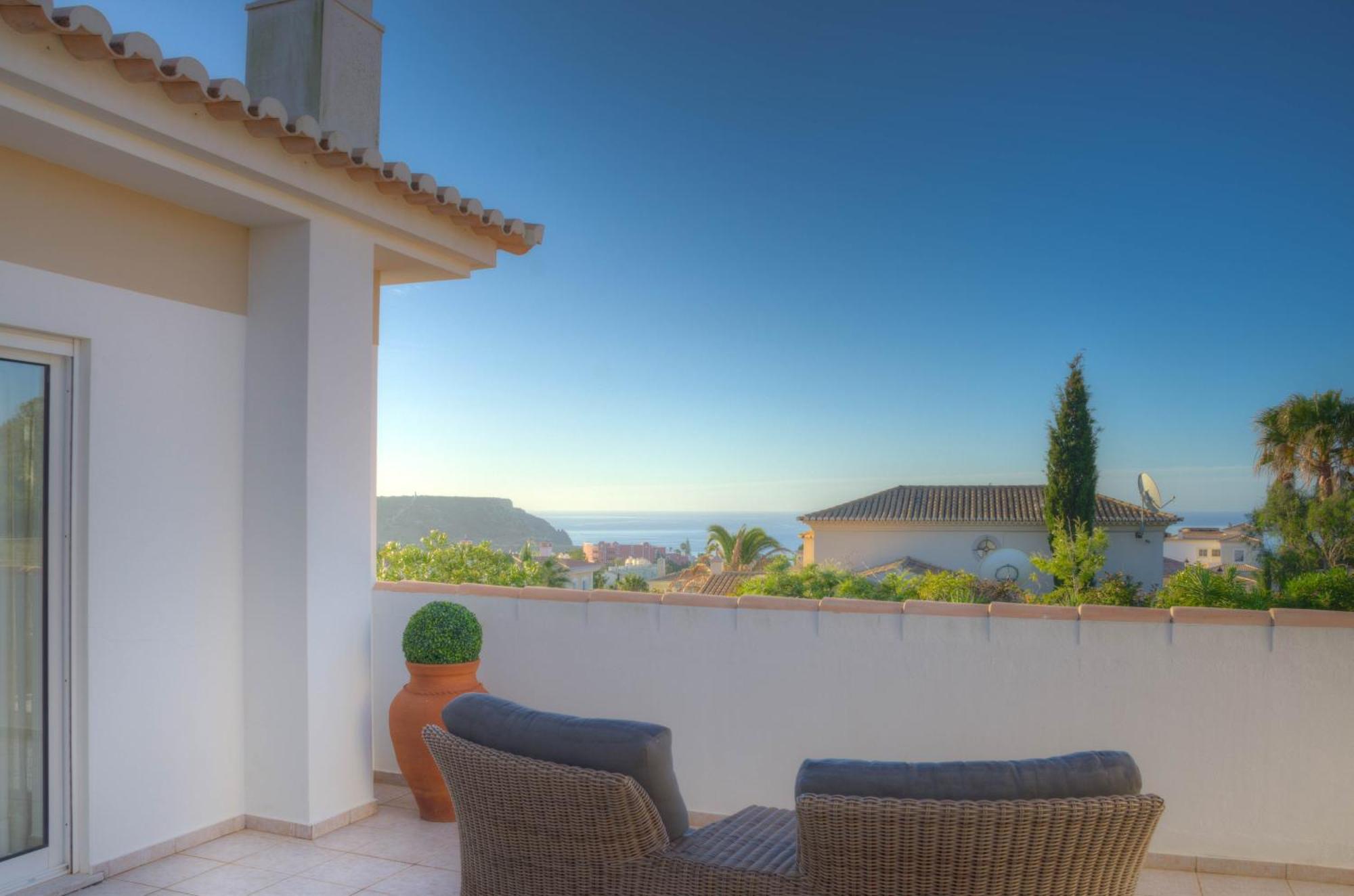 Villa Montanha, Luxury Coastal Villa, With Swimming Pool, Loungers And Alfresco Dining, 10 Min Walk To The Beautiful Da Beach, Shops, Bars And Restaurants! Luz