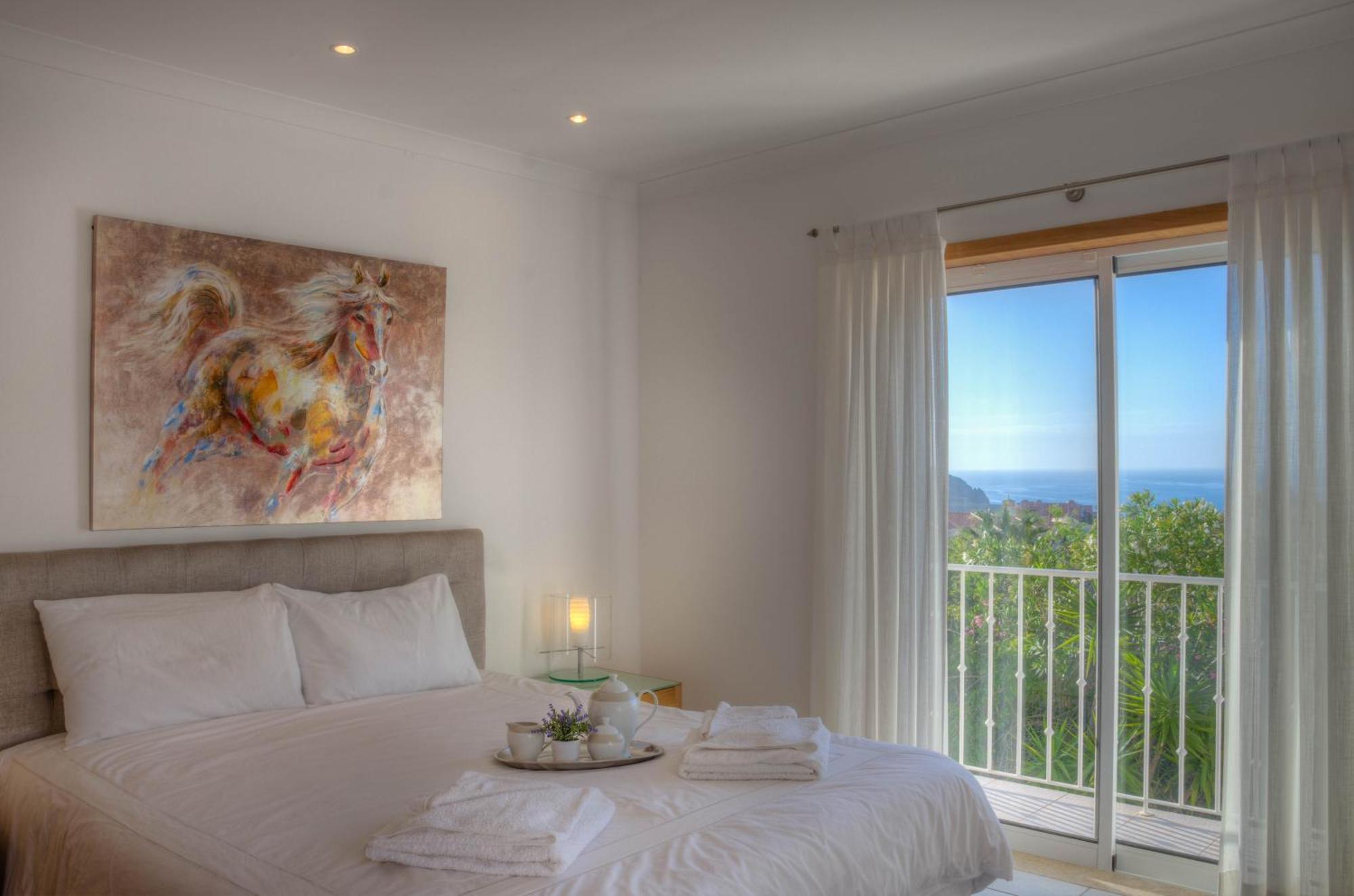 Montanha, Luxury Coastal Villa, With Swimming Pool, Loungers And Alfresco Dining, 10 Min Walk To The Beautiful Da Beach, Shops, Bars And Restaurants! Luz