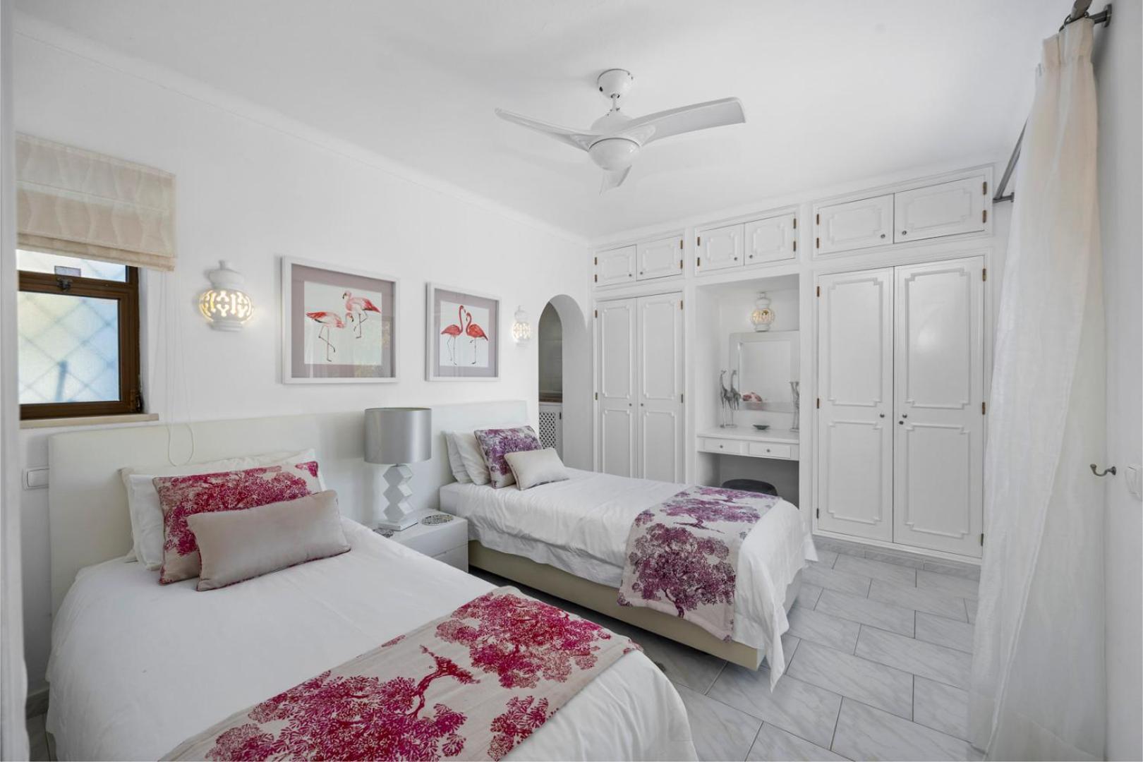 Villa Luxury Villa, Very Close To + Restaurants, Wi Fi, Heatable Pool.