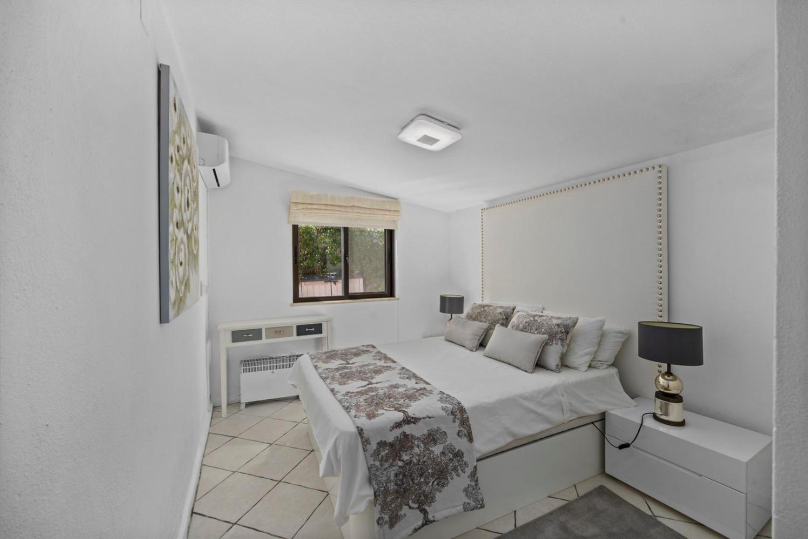 Luxury Villa, Very Close To + Restaurants, Wi Fi, Heatable Pool. Villa *