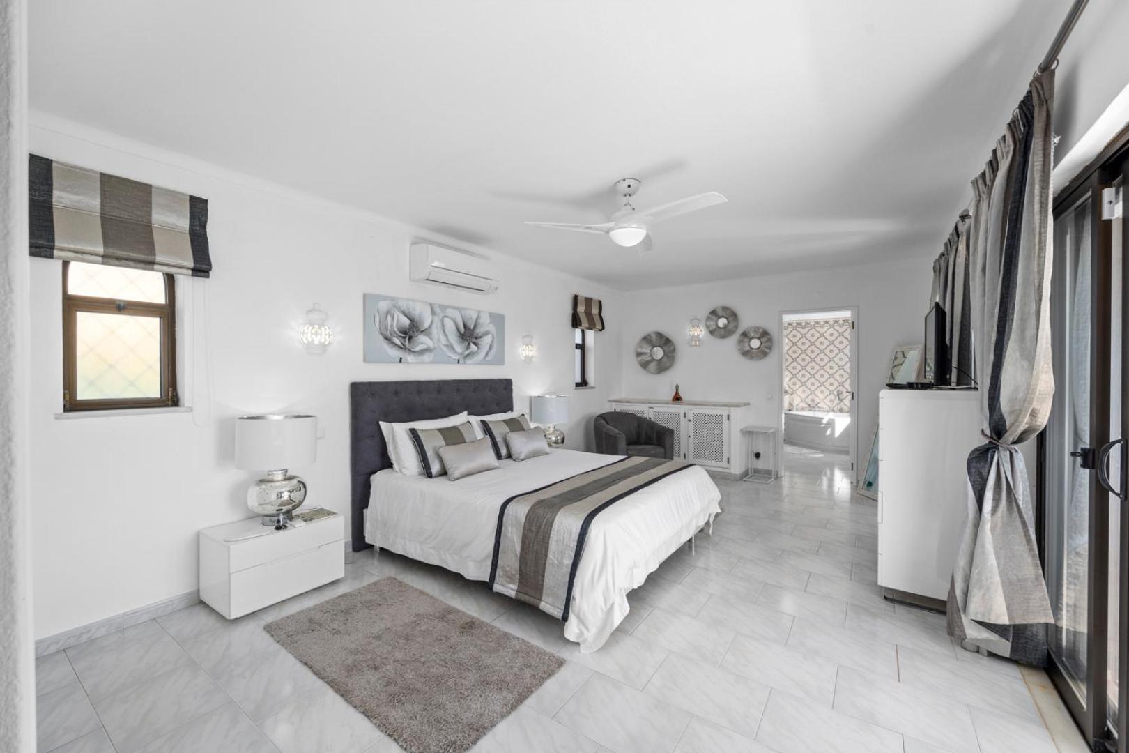 Luxury Villa, Very Close To + Restaurants, Wi Fi, Heatable Pool. Villa Sesmarias